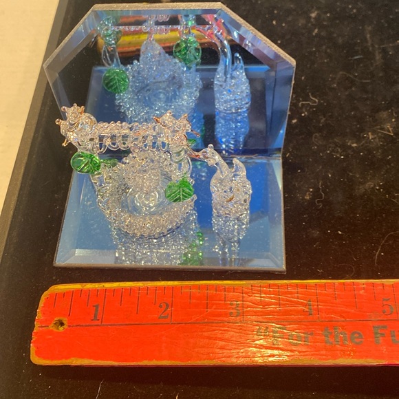 NIB Spun Glass Wishing Well & Swan on Mirror Base - Picture 3 of 7